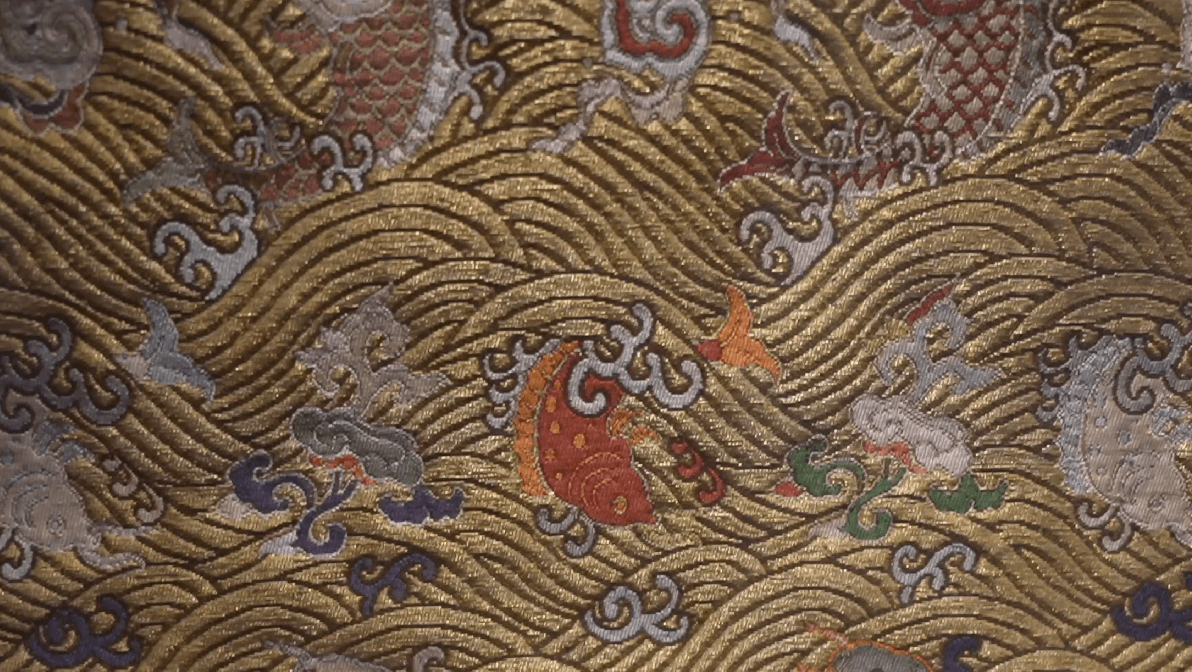 Is it better to hang Shujin on the wall or use it daily?